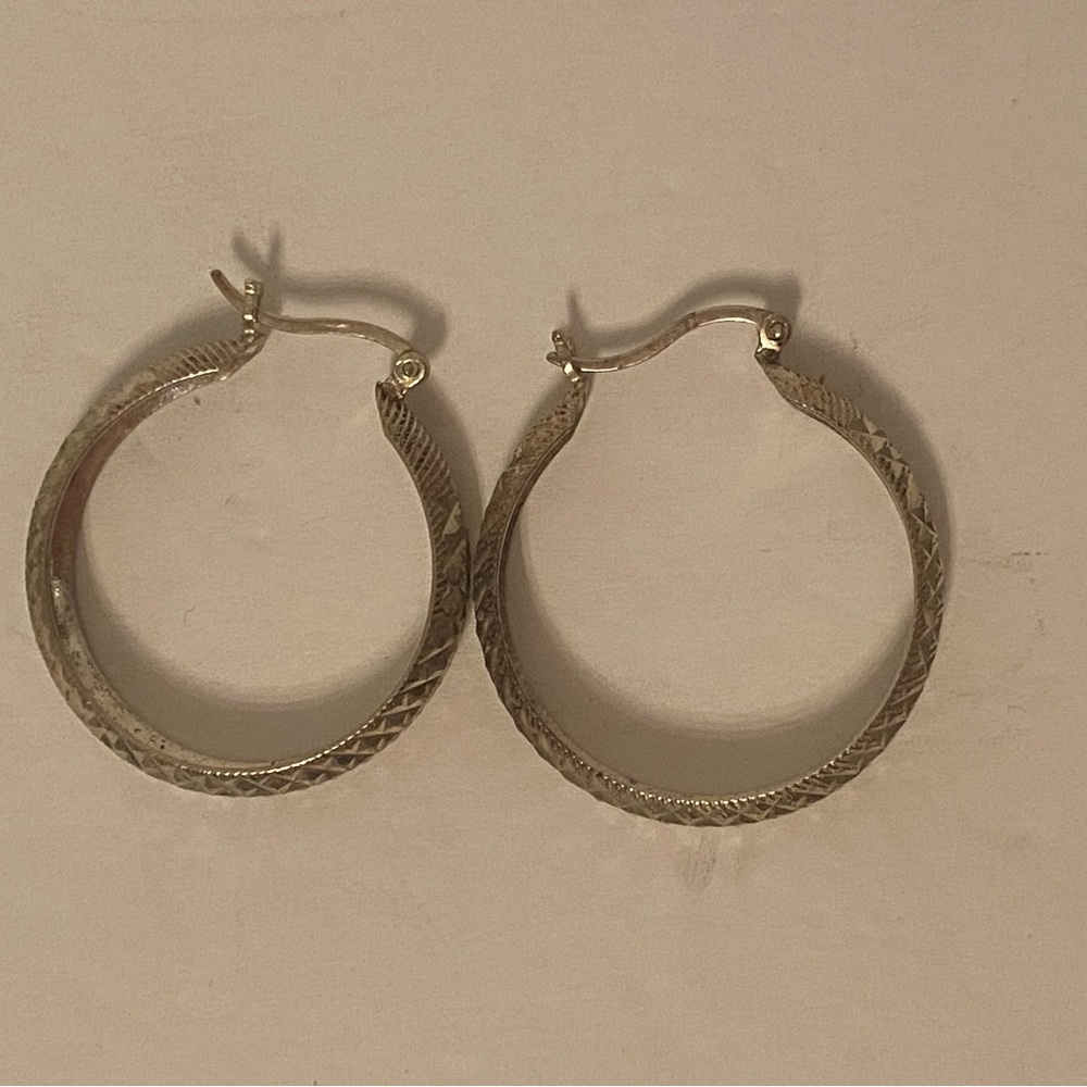 EARRINGS STERLING SILVER 925 HOOPS DIAMOND CUT DESIGN 1” HINGED SNAPBACK 4.2 g - Picture 6 of 8